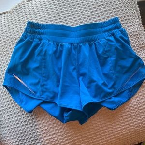 Lululemon 2.5” low rise hotty hot shorts in Poolside